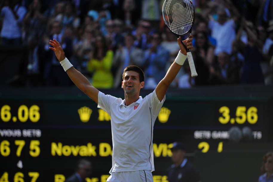 Novak Djokovic alza le mani al cielo: ha appena vinto il suo secondo Wimbledon (Olycom)